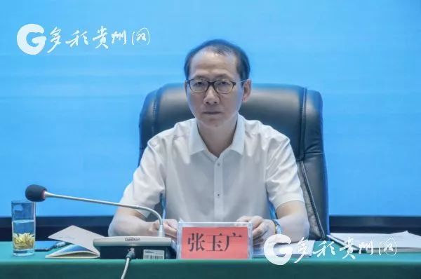 貴州省鄉(xiāng)村旅游（民宿）工作推進會召開  2019-08-29 18:55 來源：澎湃新聞·澎湃號·政務 字號  貴州省旅游發(fā)展委員會 關注   8月28日，貴州省鄉(xiāng)村旅游(民宿)工作推進會在開陽縣十里畫廊召開。 會議旨在落實落細省委十 二屆五次全會和全國鄉(xiāng)村旅游(民宿)工作現(xiàn)場會的安排部署，以聚焦“產(chǎn)業(yè)興旺、生態(tài)宜居、鄉(xiāng)風文明、治理有效、生活富裕”為目標，主動擔當，開拓創(chuàng)新，促進鄉(xiāng)村旅游提質(zhì)增效，服務鄉(xiāng)村振興戰(zhàn)略。  推進會現(xiàn)場 實施鄉(xiāng)村振興戰(zhàn)略，是黨的十九大作出的重大決策部署，是決勝全面建成小康社會、全面建設社會主義現(xiàn)代化國家的重大歷史任務，是新時代做好“三農(nóng)”工作的總抓手。在促進鄉(xiāng)村振興過程中，鄉(xiāng)村旅游利用鄉(xiāng)村自然資源和人文資源，把農(nóng)耕活動與休閑農(nóng)業(yè)、傳統(tǒng)農(nóng)業(yè)文明與現(xiàn)代鄉(xiāng)土文化有機結合起來，有效促進農(nóng)村一二三產(chǎn)業(yè)融合發(fā)展，推動鄉(xiāng)村生產(chǎn)、生活、生態(tài)三位一體發(fā)展。 會議宣讀了國家文化和旅游部、國家發(fā)展和改革委員會確定的第一批全國鄉(xiāng)村旅游重點村名單，我省有12村進入首批全國鄉(xiāng)村旅游重點村名單，分別是：遵義市播州區(qū)楓香鎮(zhèn)花茂村、銅仁市江口縣太平鎮(zhèn)云舍村、黔東南苗族侗族自治州臺江縣老屯鄉(xiāng)長灘村、六盤水市盤州市淤泥鄉(xiāng)巖博村、安順市平壩區(qū)樂平鎮(zhèn)塘約村、黔南布依族苗族自治州惠水縣好花紅鎮(zhèn)好花紅村、遵義市播州區(qū)平正仡佬族鄉(xiāng)團結村、遵義市新蒲新區(qū)新舟鎮(zhèn)槐安村、貴陽市開陽縣南江布依族苗族鄉(xiāng)龍廣村、黔西南布依族苗族自治州興義市萬峰林街道上納灰村、六盤水市水城縣蟠龍鎮(zhèn)百車河村、畢節(jié)市大方縣核桃鄉(xiāng)木寨村。  省文化和旅游廳廳長張玉廣講話 省文化和旅游廳廳長張玉廣在會議上指出，開展全省鄉(xiāng)村旅游重點村建設，是加強鄉(xiāng)村旅游產(chǎn)品建設和品牌培育的重要抓手。要充分發(fā)揮重點村的典型示范和帶動引領作用，樹立鄉(xiāng)村旅游品牌意識，推出一批特色鮮明、優(yōu)勢突出的鄉(xiāng)村旅游品牌，構建全方位、多層次的鄉(xiāng)村旅游品牌體系。此外，將以全國鄉(xiāng)村旅游重點村名錄為基礎，開展鄉(xiāng)村旅游發(fā)展情況監(jiān)測分析，加強對全省鄉(xiāng)村旅游的模式總結和分類指導，推動全國鄉(xiāng)村旅游高質(zhì)量發(fā)展。  與會人員參觀鄉(xiāng)村旅游點 據(jù)了解，未來5年，中國農(nóng)業(yè)銀行將向全國鄉(xiāng)村旅游重點村提供1000億元意向性信用額度。其中貴州農(nóng)行提供100億元意向性信用額度，用于支持文化和旅游資源開發(fā)、生態(tài)與傳統(tǒng)文化保護、公共服務與旅游配套設施建設，以及鄉(xiāng)村民宿、觀光度假、農(nóng)事體驗、鄉(xiāng)土美食、文化創(chuàng)意等文化和旅游產(chǎn)品的研發(fā)與推廣。 相關鏈接 “鄉(xiāng)村旅游e貸”，是由貴州農(nóng)行推出的支持鄉(xiāng)村旅游發(fā)展的定制專屬產(chǎn)品，該產(chǎn)品應用互聯(lián)網(wǎng)和大數(shù)據(jù)技術，優(yōu)化鄉(xiāng)村旅游貸款產(chǎn)品，率先推出具有免抵押、純信用、低利率、放款快、隨借隨還、單戶最高30萬元、批量化、便捷化的“鄉(xiāng)村旅游e貸”。截至8月23日，“鄉(xiāng)村旅游e貸”已累計發(fā)放7.33億元，支持3681戶鄉(xiāng)村旅游經(jīng)營戶發(fā)展。